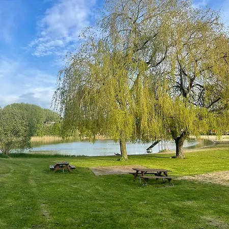 Nice 3-bedroom House With Lake View Holiday park Ewijk