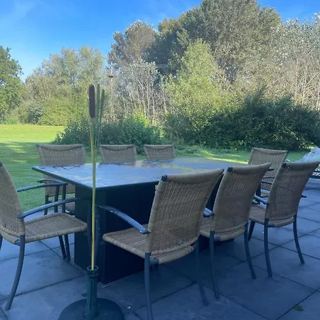 Nice 3-bedroom House With Lake View Holiday park